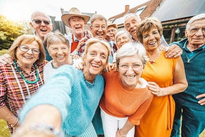 Elison Niles | Large group of seniors taking a selfie